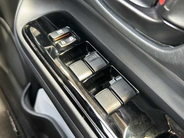 トヨタ アクア S スタイルブラック 静岡県 2017(平29)年 6.3万km ダークブルーマイカ 【主要装備】/社外ナビ　/スマートキー　/プッシュスタート　/ＥＴＣ　/オートライト　/ステアリングスイッチ　/オートハイビーム　/横滑り防止機能　/オートエアコン　/先行車発進お知らせ