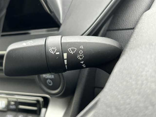 トヨタ プリウス X 熊本県 2023(令5)年 5.1万km シルバーメタリック 禁煙車　/社外ナビ　/バックカメラ/ＥＴＣ　/前後クリアランスソナー　/トヨタセーフティーセンス/・プリクラッシュセーフティ/・レーントレーシングアシスト/・ロードアシスト/・レーンディパーチャーアラート/・レーダークルーズコントロール/・オートマチックハイビーム/・ドライバー異常対応システム/・プロアクティブドライビングアシスト/・ブラインドスポットモニター/横滑り防止/社外フロアマット/オートライト/LEDヘッドライト/スマートキー/プッシュスタート