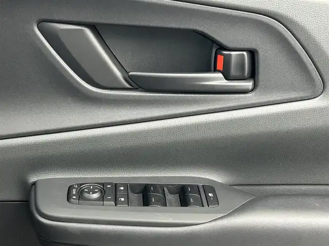 トヨタ プリウス X 熊本県 2023(令5)年 5.1万km シルバーメタリック 禁煙車　/社外ナビ　/バックカメラ/ＥＴＣ　/前後クリアランスソナー　/トヨタセーフティーセンス/・プリクラッシュセーフティ/・レーントレーシングアシスト/・ロードアシスト/・レーンディパーチャーアラート/・レーダークルーズコントロール/・オートマチックハイビーム/・ドライバー異常対応システム/・プロアクティブドライビングアシスト/・ブラインドスポットモニター/横滑り防止/社外フロアマット/オートライト/LEDヘッドライト/スマートキー/プッシュスタート