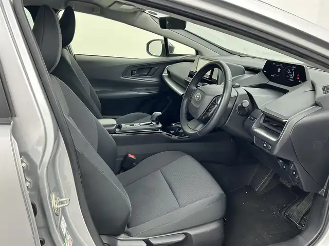 トヨタ プリウス X 熊本県 2023(令5)年 5.1万km シルバーメタリック 禁煙車　/社外ナビ　/バックカメラ/ＥＴＣ　/前後クリアランスソナー　/トヨタセーフティーセンス/・プリクラッシュセーフティ/・レーントレーシングアシスト/・ロードアシスト/・レーンディパーチャーアラート/・レーダークルーズコントロール/・オートマチックハイビーム/・ドライバー異常対応システム/・プロアクティブドライビングアシスト/・ブラインドスポットモニター/横滑り防止/社外フロアマット/オートライト/LEDヘッドライト/スマートキー/プッシュスタート