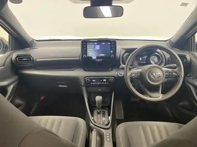 トヨタ ヤリス ハイブリッド G 三重県 2021(令3)年 1.7万km ブラック/アバンギャルドブロンズメタリック 純正8インチディスプレイオーディオ/・フルセグ・Bluetooth・USB・AppleCarPlay・AndroidAuto/バックカメラ/トヨタセーフティセンス/・レーダクルーズコントロール/・プリクラッシュセーフティ/・オートマチックハイビーム/・レーントレーシングアシスト/・ロードサインアシスト/LEDヘッドライト（オート）/100V充電