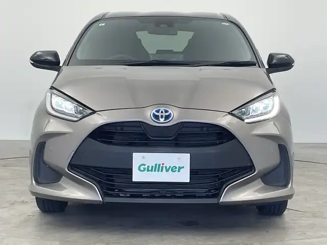 トヨタ ヤリス ハイブリッド G 三重県 2021(令3)年 1.7万km ブラック/アバンギャルドブロンズメタリック 純正8インチディスプレイオーディオ/・フルセグ・Bluetooth・USB・AppleCarPlay・AndroidAuto/バックカメラ/トヨタセーフティセンス/・レーダクルーズコントロール/・プリクラッシュセーフティ/・オートマチックハイビーム/・レーントレーシングアシスト/・ロードサインアシスト/LEDヘッドライト（オート）/100V充電