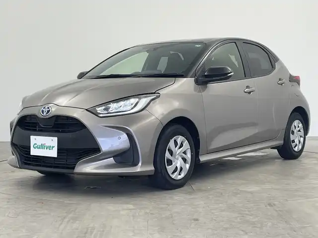 トヨタ ヤリス ハイブリッド G 三重県 2021(令3)年 1.7万km ブラック/アバンギャルドブロンズメタリック 純正8インチディスプレイオーディオ/・フルセグ・Bluetooth・USB・AppleCarPlay・AndroidAuto/バックカメラ/トヨタセーフティセンス/・レーダクルーズコントロール/・プリクラッシュセーフティ/・オートマチックハイビーム/・レーントレーシングアシスト/・ロードサインアシスト/LEDヘッドライト（オート）/100V充電