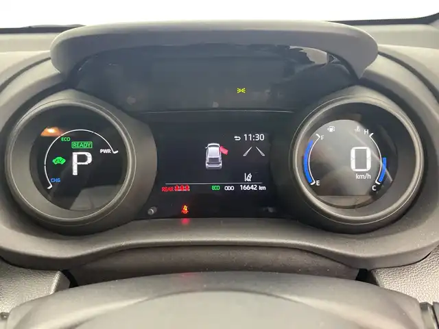 トヨタ ヤリス ハイブリッド G 三重県 2021(令3)年 1.7万km ブラック/アバンギャルドブロンズメタリック 純正8インチディスプレイオーディオ/・フルセグ・Bluetooth・USB・AppleCarPlay・AndroidAuto/バックカメラ/トヨタセーフティセンス/・レーダクルーズコントロール/・プリクラッシュセーフティ/・オートマチックハイビーム/・レーントレーシングアシスト/・ロードサインアシスト/LEDヘッドライト（オート）/100V充電