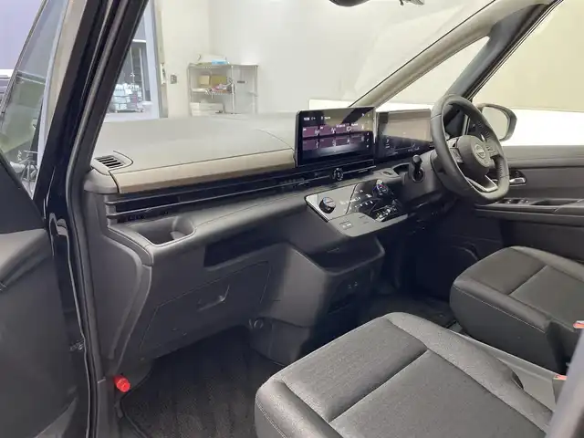 日産 セレナ e－パワー ハイウェイスター V 滋賀県 2023(令5)年 1.5万km ダイヤモンドブラック 純正12.3型ナビ/（BT/HDMI/AppleCarPlay/AndroidAuto/フルセグ）/両側電動スライドドア/全方位カメラ/前後ドライブレコーダー/ビルトインETC2.0/プロパイロット/レーダークルーズコントロール/衝突被害軽減ブレーキ/レーンキープアシスト/オートハイビーム/ワイヤレス充電/オートライト/電動パーキング/オートホールド/ステアリングスイッチ
