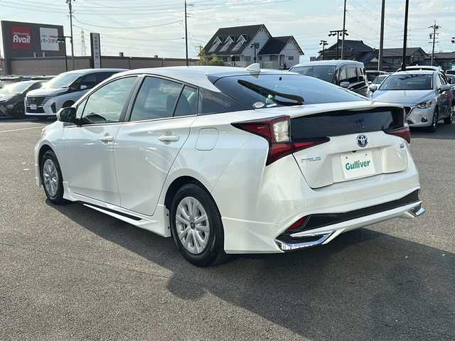 トヨタ プリウス S 岐阜県 2022(令4)年 3.5万km パール 登録時走行距離　34809km/ディスプレイオーディオナビ/Bluetooth接続可/バックカメラ/トヨタセーフティーセンス/コーナーセンサー前後/純正ドライブレコーダー前方/レーンキープアシスト/LEDヘッドライト/オートマチックハイビーム/オートライト/プッシュスタート/スマートキー/スペアキー１本/アイドリングストップ/100V充電/社外フルエアロ