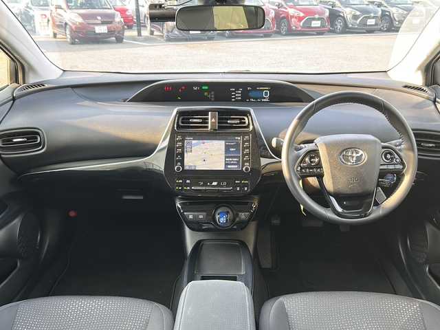 トヨタ プリウス S 岐阜県 2022(令4)年 3.5万km パール 登録時走行距離　34809km/ディスプレイオーディオナビ/Bluetooth接続可/バックカメラ/トヨタセーフティーセンス/コーナーセンサー前後/純正ドライブレコーダー前方/レーンキープアシスト/LEDヘッドライト/オートマチックハイビーム/オートライト/プッシュスタート/スマートキー/スペアキー１本/アイドリングストップ/100V充電/社外フルエアロ