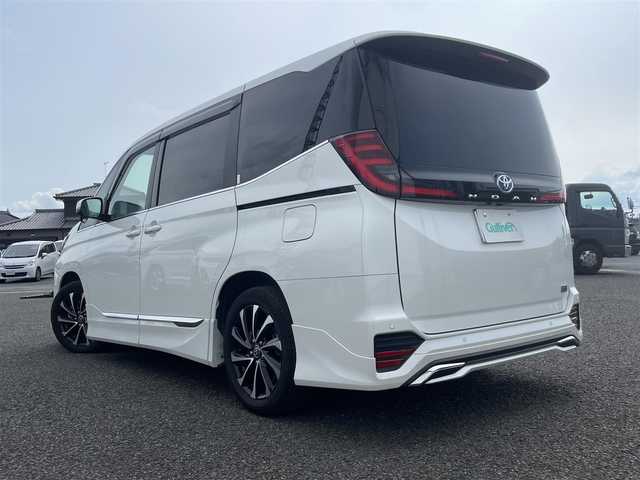 トヨタ ノア ハイブリッド S－Z 熊本県 2023(令5)年 1.2万km ホワイトパールクリスタルシャイン ワンオーナー車/保証書・取説有り/純正ディスプレイオーディオ/・CD/DVD/BT/フルセグ/ミラキャスト/ＨＤMI/バックカメラ/フリップダウンモニター/ETC2.0/両側パワースライドドア/LEDライト/ハーフレザーシート/モデリスタフルエアロ/トヨタセーフティセンス/・AHB/・LDA/・PDA/・PKSB/・RSA/電子パーキング/マット/スマートキー/スペアキー×1