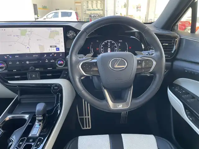レクサス ＮＸ 350h Fスポーツ 宮城県 2024(令6)年 2万km ホワイトノーヴァガラスフレーク ワンオーナー/パノラマルーフ/白黒レザーシート/エアシート＆シートヒーター/前席パワーシート/純正メモリーナビ/フルセグTV/FM/AM/Bluetooth/USB/パノラミックビューモニター/デジタルインナーミラー/ヘッドアップディスプレイ/BSM/ステアリングヒーター/レーダークルーズコントロール/LEDヘッドライト/前後コーナーセンサー/ルーフレール/パワーバックドア/ETC 2.0/プッシュスタート/スマートキー、スペアキー×２/保証書あり/純正AW付き夏タイヤ（235/50/R20）