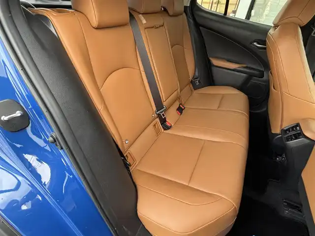 レクサス ＵＸ 200 バージョンC 宮城県 2019(令1)年 8.5万km 青 登録時走行距離85534km/純正ナビ/AM・FM・TV・Bluetooth・CD・USB/クルーズコントロール/ETC/レザーシート/シートヒーター/エアシート/パワーシート/フルフラットシート/バックカメラ/コーナーセンサー/オートマチックハイビーム/純正フロアマット/純正アルミホイール/フォグランプ/ウインカーミラー