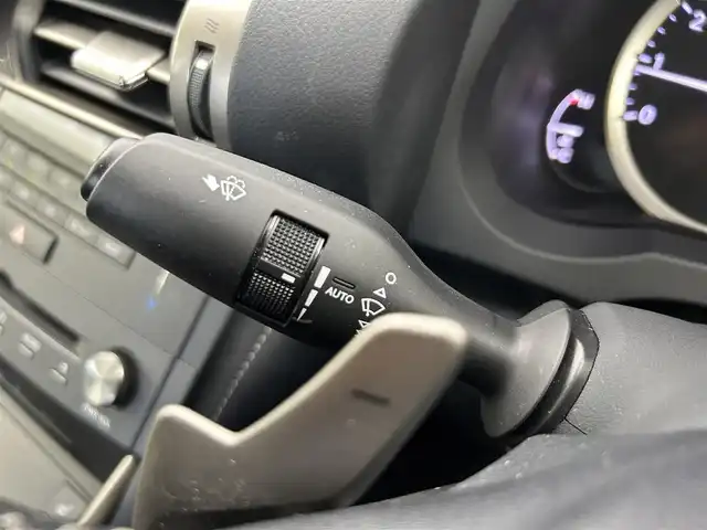 レクサス ＩＳ 200t バージョンL 富山県 2015(平27)年 5万km ソニックチタニウム 純正ナビ（AM/FM/DVD/BT/USB/フルセグ）/バックカメラ/ETC/レザーシート/D/N席パワーシート/D席メモリシート/シートヒーター/シートベンチレーション/衝突被害軽減システム/レーダークルーズコントロール/コーナーセンサー/横滑り防止装置/アイドリングストップ/純正アルミホイール/純正フロアマット/オートLEDライト/フォグライト/ブラインドスポットモニター/革巻きステアリング/ステアリングスイッチ/パドルシフト/スマートキー/スペアキー