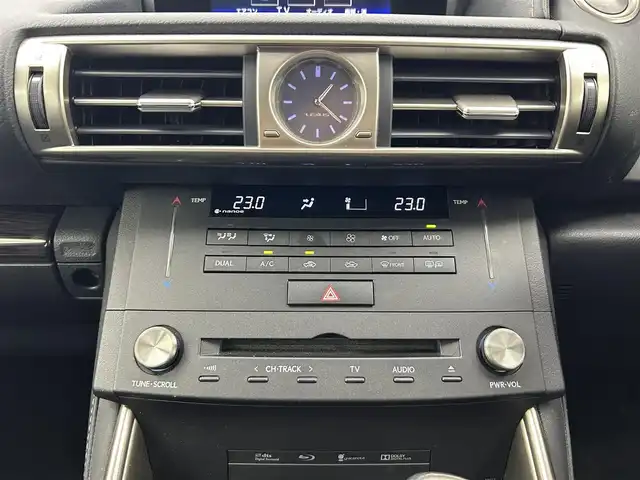 レクサス ＩＳ 200t バージョンL 富山県 2015(平27)年 5万km ソニックチタニウム 純正ナビ（AM/FM/DVD/BT/USB/フルセグ）/バックカメラ/ETC/レザーシート/D/N席パワーシート/D席メモリシート/シートヒーター/シートベンチレーション/衝突被害軽減システム/レーダークルーズコントロール/コーナーセンサー/横滑り防止装置/アイドリングストップ/純正アルミホイール/純正フロアマット/オートLEDライト/フォグライト/ブラインドスポットモニター/革巻きステアリング/ステアリングスイッチ/パドルシフト/スマートキー/スペアキー