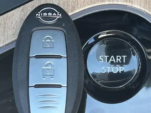 日産 オーラ G レザーエディション 兵庫県 2022(令4)年 4.9万km ガーネットレッド/スーパーブラック 2トーン ワンオーナー/純正9インチナビ/フルセグテレビ/BTオーディオ/BOSEサウンド/全方位カメラ/インテリジェントルームミラー/シートヒーター/ステアリングヒーター/置くだけ充電/純正17インチAW/LEDヘッドライト