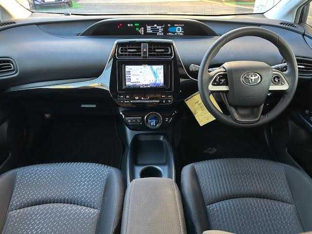 トヨタ プリウス S 東京都 2017(平29)年 7.2万km グレーメタリック ワンオーナー/4WD/社外ナビ(フルセグTV)/Bluetooth CD DVD AM FM/LEDヘッドランプ/オートエアコン(AAC)/スマートエントリー/スタートシステム/横滑り防止機能/レーンアシスト/オートライト/オートハイビーム/ABS/SRSエアバッグ(ダブル＋サイド＋カーテン)/革巻きステアリングホイール/スマートキー/スペアキー×1/ETC/保証書＆取扱説明書