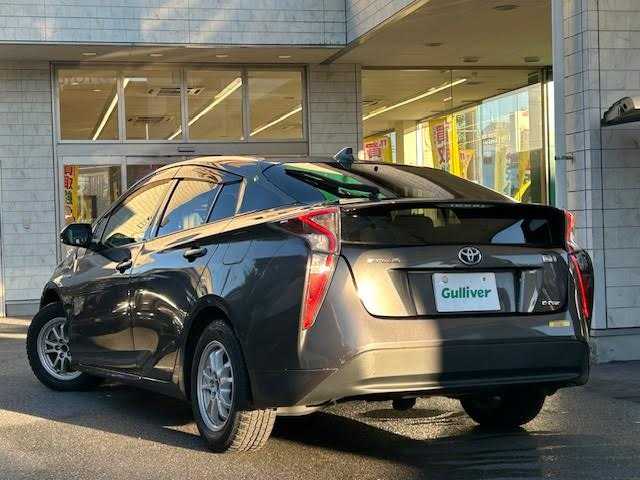 トヨタ プリウス S 東京都 2017(平29)年 7.2万km グレーメタリック ワンオーナー/4WD/社外ナビ(フルセグTV)/Bluetooth CD DVD AM FM/LEDヘッドランプ/オートエアコン(AAC)/スマートエントリー/スタートシステム/横滑り防止機能/レーンアシスト/オートライト/オートハイビーム/ABS/SRSエアバッグ(ダブル＋サイド＋カーテン)/革巻きステアリングホイール/スマートキー/スペアキー×1/ETC/保証書＆取扱説明書