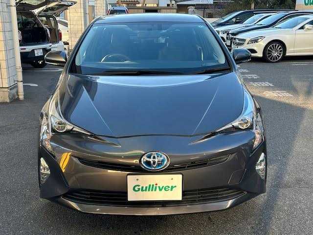 トヨタ プリウス S 東京都 2017(平29)年 7.2万km グレーメタリック ワンオーナー/4WD/社外ナビ(フルセグTV)/Bluetooth CD DVD AM FM/LEDヘッドランプ/オートエアコン(AAC)/スマートエントリー/スタートシステム/横滑り防止機能/レーンアシスト/オートライト/オートハイビーム/ABS/SRSエアバッグ(ダブル＋サイド＋カーテン)/革巻きステアリングホイール/スマートキー/スペアキー×1/ETC/保証書＆取扱説明書