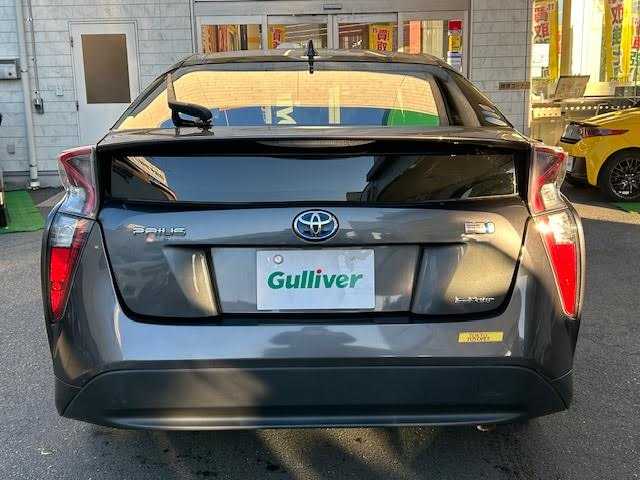 トヨタ プリウス S 東京都 2017(平29)年 7.2万km グレーメタリック ワンオーナー/4WD/社外ナビ(フルセグTV)/Bluetooth CD DVD AM FM/LEDヘッドランプ/オートエアコン(AAC)/スマートエントリー/スタートシステム/横滑り防止機能/レーンアシスト/オートライト/オートハイビーム/ABS/SRSエアバッグ(ダブル＋サイド＋カーテン)/革巻きステアリングホイール/スマートキー/スペアキー×1/ETC/保証書＆取扱説明書