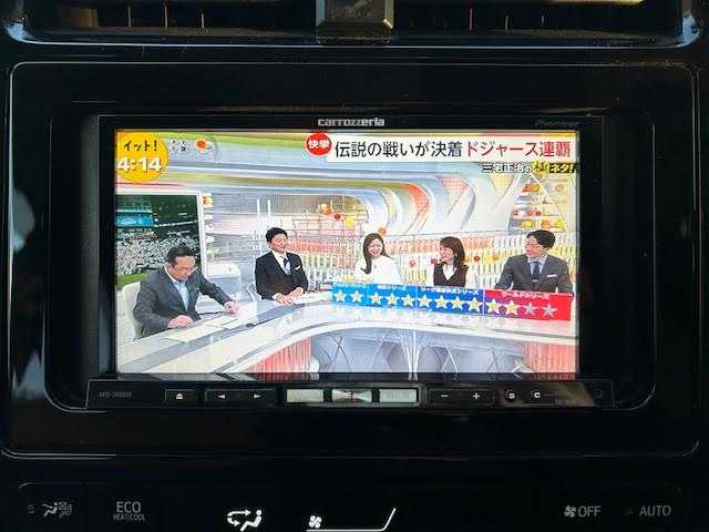 トヨタ プリウス S 東京都 2017(平29)年 7.2万km グレーメタリック ワンオーナー/4WD/社外ナビ(フルセグTV)/Bluetooth CD DVD AM FM/LEDヘッドランプ/オートエアコン(AAC)/スマートエントリー/スタートシステム/横滑り防止機能/レーンアシスト/オートライト/オートハイビーム/ABS/SRSエアバッグ(ダブル＋サイド＋カーテン)/革巻きステアリングホイール/スマートキー/スペアキー×1/ETC/保証書＆取扱説明書