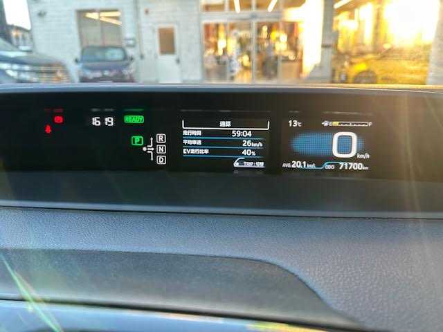 トヨタ プリウス S 東京都 2017(平29)年 7.2万km グレーメタリック ワンオーナー/4WD/社外ナビ(フルセグTV)/Bluetooth CD DVD AM FM/LEDヘッドランプ/オートエアコン(AAC)/スマートエントリー/スタートシステム/横滑り防止機能/レーンアシスト/オートライト/オートハイビーム/ABS/SRSエアバッグ(ダブル＋サイド＋カーテン)/革巻きステアリングホイール/スマートキー/スペアキー×1/ETC/保証書＆取扱説明書