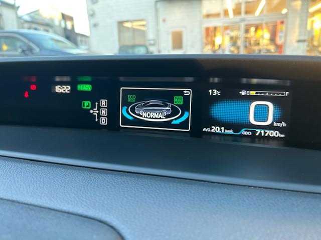 トヨタ プリウス S 東京都 2017(平29)年 7.2万km グレーメタリック ワンオーナー/4WD/社外ナビ(フルセグTV)/Bluetooth CD DVD AM FM/LEDヘッドランプ/オートエアコン(AAC)/スマートエントリー/スタートシステム/横滑り防止機能/レーンアシスト/オートライト/オートハイビーム/ABS/SRSエアバッグ(ダブル＋サイド＋カーテン)/革巻きステアリングホイール/スマートキー/スペアキー×1/ETC/保証書＆取扱説明書