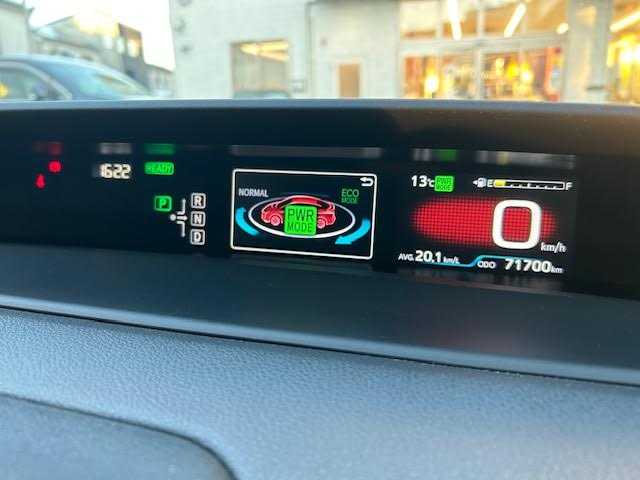 トヨタ プリウス S 東京都 2017(平29)年 7.2万km グレーメタリック ワンオーナー/4WD/社外ナビ(フルセグTV)/Bluetooth CD DVD AM FM/LEDヘッドランプ/オートエアコン(AAC)/スマートエントリー/スタートシステム/横滑り防止機能/レーンアシスト/オートライト/オートハイビーム/ABS/SRSエアバッグ(ダブル＋サイド＋カーテン)/革巻きステアリングホイール/スマートキー/スペアキー×1/ETC/保証書＆取扱説明書