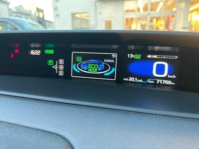 トヨタ プリウス S 東京都 2017(平29)年 7.2万km グレーメタリック ワンオーナー/4WD/社外ナビ(フルセグTV)/Bluetooth CD DVD AM FM/LEDヘッドランプ/オートエアコン(AAC)/スマートエントリー/スタートシステム/横滑り防止機能/レーンアシスト/オートライト/オートハイビーム/ABS/SRSエアバッグ(ダブル＋サイド＋カーテン)/革巻きステアリングホイール/スマートキー/スペアキー×1/ETC/保証書＆取扱説明書