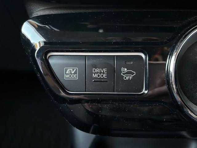 トヨタ プリウス S 東京都 2017(平29)年 7.2万km グレーメタリック ワンオーナー/4WD/社外ナビ(フルセグTV)/Bluetooth CD DVD AM FM/LEDヘッドランプ/オートエアコン(AAC)/スマートエントリー/スタートシステム/横滑り防止機能/レーンアシスト/オートライト/オートハイビーム/ABS/SRSエアバッグ(ダブル＋サイド＋カーテン)/革巻きステアリングホイール/スマートキー/スペアキー×1/ETC/保証書＆取扱説明書