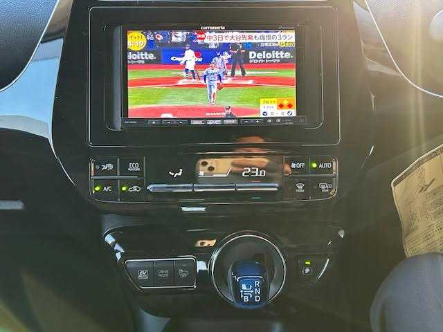 トヨタ プリウス S 東京都 2017(平29)年 7.2万km グレーメタリック ワンオーナー/4WD/社外ナビ(フルセグTV)/Bluetooth CD DVD AM FM/LEDヘッドランプ/オートエアコン(AAC)/スマートエントリー/スタートシステム/横滑り防止機能/レーンアシスト/オートライト/オートハイビーム/ABS/SRSエアバッグ(ダブル＋サイド＋カーテン)/革巻きステアリングホイール/スマートキー/スペアキー×1/ETC/保証書＆取扱説明書