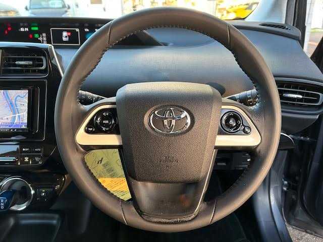 トヨタ プリウス S 東京都 2017(平29)年 7.2万km グレーメタリック ワンオーナー/4WD/社外ナビ(フルセグTV)/Bluetooth CD DVD AM FM/LEDヘッドランプ/オートエアコン(AAC)/スマートエントリー/スタートシステム/横滑り防止機能/レーンアシスト/オートライト/オートハイビーム/ABS/SRSエアバッグ(ダブル＋サイド＋カーテン)/革巻きステアリングホイール/スマートキー/スペアキー×1/ETC/保証書＆取扱説明書