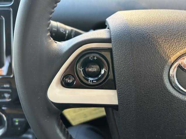 トヨタ プリウス S 東京都 2017(平29)年 7.2万km グレーメタリック ワンオーナー/4WD/社外ナビ(フルセグTV)/Bluetooth CD DVD AM FM/LEDヘッドランプ/オートエアコン(AAC)/スマートエントリー/スタートシステム/横滑り防止機能/レーンアシスト/オートライト/オートハイビーム/ABS/SRSエアバッグ(ダブル＋サイド＋カーテン)/革巻きステアリングホイール/スマートキー/スペアキー×1/ETC/保証書＆取扱説明書