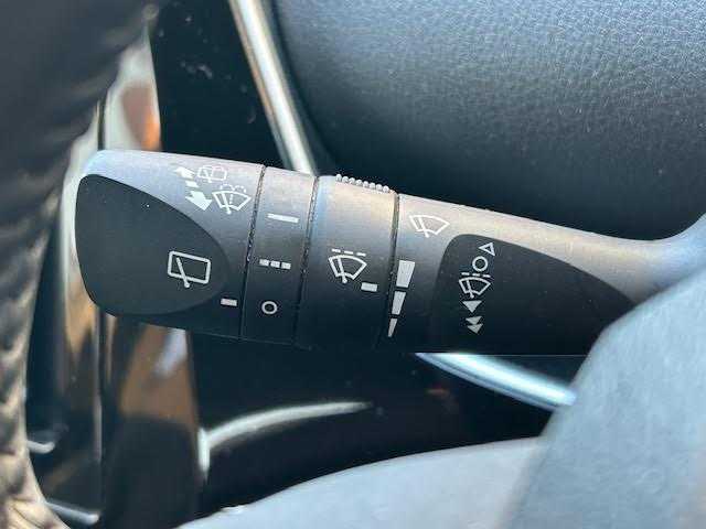 トヨタ プリウス S 東京都 2017(平29)年 7.2万km グレーメタリック ワンオーナー/4WD/社外ナビ(フルセグTV)/Bluetooth CD DVD AM FM/LEDヘッドランプ/オートエアコン(AAC)/スマートエントリー/スタートシステム/横滑り防止機能/レーンアシスト/オートライト/オートハイビーム/ABS/SRSエアバッグ(ダブル＋サイド＋カーテン)/革巻きステアリングホイール/スマートキー/スペアキー×1/ETC/保証書＆取扱説明書