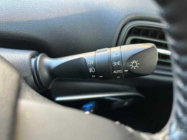 トヨタ プリウス S 東京都 2017(平29)年 7.2万km グレーメタリック ワンオーナー/4WD/社外ナビ(フルセグTV)/Bluetooth CD DVD AM FM/LEDヘッドランプ/オートエアコン(AAC)/スマートエントリー/スタートシステム/横滑り防止機能/レーンアシスト/オートライト/オートハイビーム/ABS/SRSエアバッグ(ダブル＋サイド＋カーテン)/革巻きステアリングホイール/スマートキー/スペアキー×1/ETC/保証書＆取扱説明書