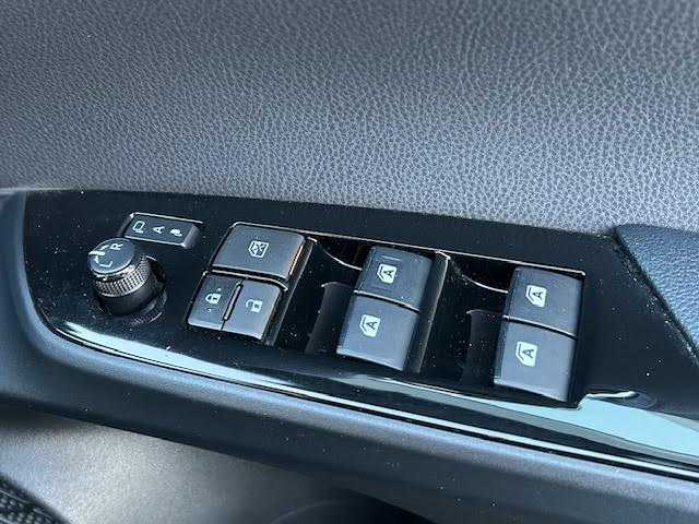 トヨタ プリウス S 東京都 2017(平29)年 7.2万km グレーメタリック ワンオーナー/4WD/社外ナビ(フルセグTV)/Bluetooth CD DVD AM FM/LEDヘッドランプ/オートエアコン(AAC)/スマートエントリー/スタートシステム/横滑り防止機能/レーンアシスト/オートライト/オートハイビーム/ABS/SRSエアバッグ(ダブル＋サイド＋カーテン)/革巻きステアリングホイール/スマートキー/スペアキー×1/ETC/保証書＆取扱説明書