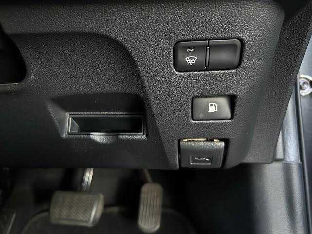 トヨタ プリウス S 東京都 2017(平29)年 7.2万km グレーメタリック ワンオーナー/4WD/社外ナビ(フルセグTV)/Bluetooth CD DVD AM FM/LEDヘッドランプ/オートエアコン(AAC)/スマートエントリー/スタートシステム/横滑り防止機能/レーンアシスト/オートライト/オートハイビーム/ABS/SRSエアバッグ(ダブル＋サイド＋カーテン)/革巻きステアリングホイール/スマートキー/スペアキー×1/ETC/保証書＆取扱説明書