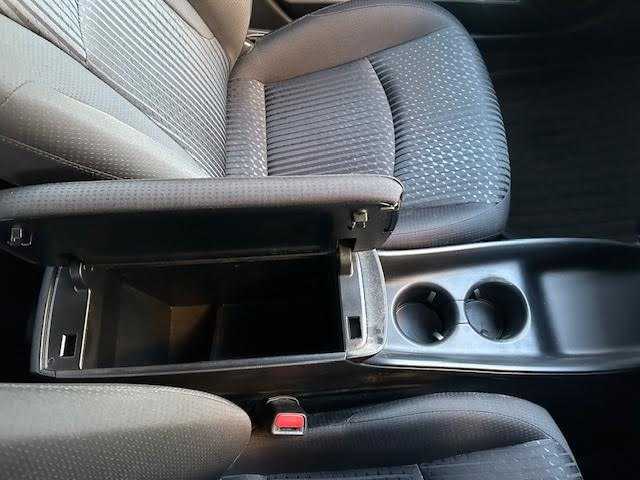 トヨタ プリウス S 東京都 2017(平29)年 7.2万km グレーメタリック ワンオーナー/4WD/社外ナビ(フルセグTV)/Bluetooth CD DVD AM FM/LEDヘッドランプ/オートエアコン(AAC)/スマートエントリー/スタートシステム/横滑り防止機能/レーンアシスト/オートライト/オートハイビーム/ABS/SRSエアバッグ(ダブル＋サイド＋カーテン)/革巻きステアリングホイール/スマートキー/スペアキー×1/ETC/保証書＆取扱説明書