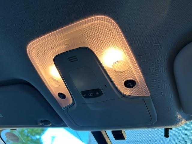 トヨタ プリウス S 東京都 2017(平29)年 7.2万km グレーメタリック ワンオーナー/4WD/社外ナビ(フルセグTV)/Bluetooth CD DVD AM FM/LEDヘッドランプ/オートエアコン(AAC)/スマートエントリー/スタートシステム/横滑り防止機能/レーンアシスト/オートライト/オートハイビーム/ABS/SRSエアバッグ(ダブル＋サイド＋カーテン)/革巻きステアリングホイール/スマートキー/スペアキー×1/ETC/保証書＆取扱説明書