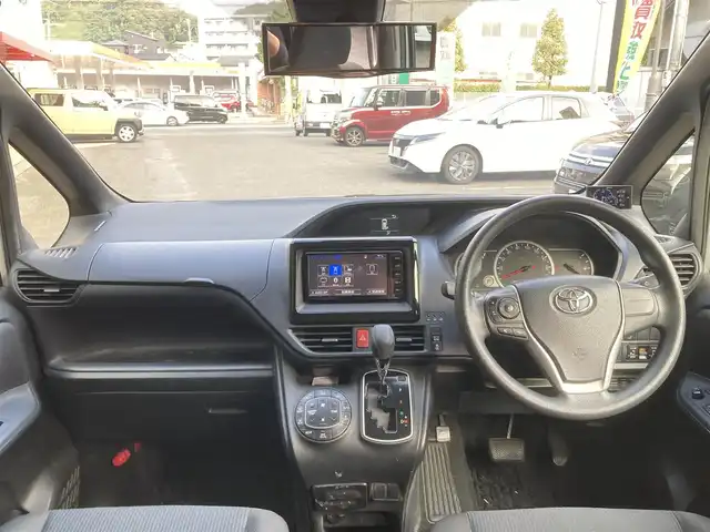 トヨタ ノア X 長崎県 2016(平28)年 13.8万km シルバーM 両側パワースライドドア/衝突被害軽減ブレーキ/レーンキープアシスト/オートマチックハイビーム/ディーラーOP/SDナビ【NSZT-W64】/・Bluetooth接続/・フルセグTV/・DVD再生/バックカメラ/ビルトインETC/アイドリングストップ/ステアリングスイッチ/MTモード付AT/ISOFIX/社外レーダー