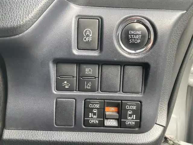 トヨタ ノア X 長崎県 2016(平28)年 13.8万km シルバーM 両側パワースライドドア/衝突被害軽減ブレーキ/レーンキープアシスト/オートマチックハイビーム/ディーラーOP/SDナビ【NSZT-W64】/・Bluetooth接続/・フルセグTV/・DVD再生/バックカメラ/ビルトインETC/アイドリングストップ/ステアリングスイッチ/MTモード付AT/ISOFIX/社外レーダー