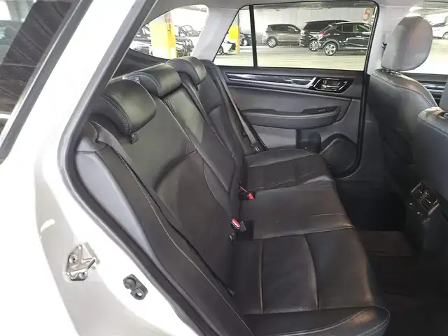 スバル アウトバック リミテッド 島根県 2016(平28)年 8万km クリスタルホワイトP 4WD/純正8型ナビ/フルセグTV/パワーバックドア/バックカメラ/ビルトインETC/全車速追従機能付クルーズコントロール/クリアランスソナー/アイサイトver3/・衝突被害軽減ブレーキ/・車線逸脱防止支援/・前後誤発進抑制/・ステレオカメラ/後側方警戒支援システム/ハイビームアシスト/LEDヘッドランプ/本革巻きステアリング/ステアリングヒーター/パドルシフト/ブラック革シート/全席シートヒーター/前席パワーシート/純正18インチアルミホイール/スマートキー/プッシュエンジンスタート/禁煙車