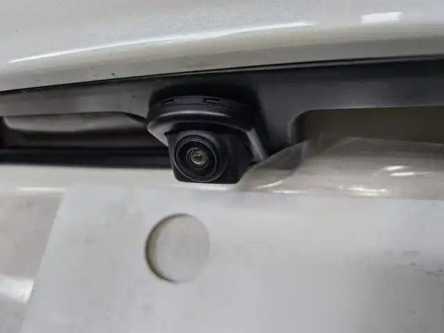 スバル アウトバック リミテッド 島根県 2016(平28)年 8万km クリスタルホワイトP 4WD/純正8型ナビ/フルセグTV/パワーバックドア/バックカメラ/ビルトインETC/全車速追従機能付クルーズコントロール/クリアランスソナー/アイサイトver3/・衝突被害軽減ブレーキ/・車線逸脱防止支援/・前後誤発進抑制/・ステレオカメラ/後側方警戒支援システム/ハイビームアシスト/LEDヘッドランプ/本革巻きステアリング/ステアリングヒーター/パドルシフト/ブラック革シート/全席シートヒーター/前席パワーシート/純正18インチアルミホイール/スマートキー/プッシュエンジンスタート/禁煙車