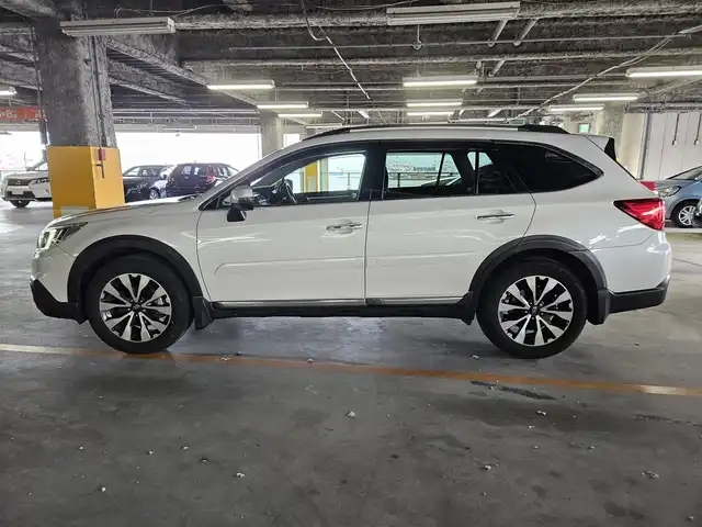 スバル アウトバック リミテッド 島根県 2016(平28)年 8万km クリスタルホワイトP 4WD/純正8型ナビ/フルセグTV/パワーバックドア/バックカメラ/ビルトインETC/全車速追従機能付クルーズコントロール/クリアランスソナー/アイサイトver3/・衝突被害軽減ブレーキ/・車線逸脱防止支援/・前後誤発進抑制/・ステレオカメラ/後側方警戒支援システム/ハイビームアシスト/LEDヘッドランプ/本革巻きステアリング/ステアリングヒーター/パドルシフト/ブラック革シート/全席シートヒーター/前席パワーシート/純正18インチアルミホイール/スマートキー/プッシュエンジンスタート/禁煙車