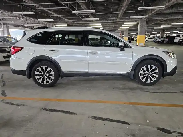 スバル アウトバック リミテッド 島根県 2016(平28)年 8万km クリスタルホワイトP 4WD/純正8型ナビ/フルセグTV/パワーバックドア/バックカメラ/ビルトインETC/全車速追従機能付クルーズコントロール/クリアランスソナー/アイサイトver3/・衝突被害軽減ブレーキ/・車線逸脱防止支援/・前後誤発進抑制/・ステレオカメラ/後側方警戒支援システム/ハイビームアシスト/LEDヘッドランプ/本革巻きステアリング/ステアリングヒーター/パドルシフト/ブラック革シート/全席シートヒーター/前席パワーシート/純正18インチアルミホイール/スマートキー/プッシュエンジンスタート/禁煙車