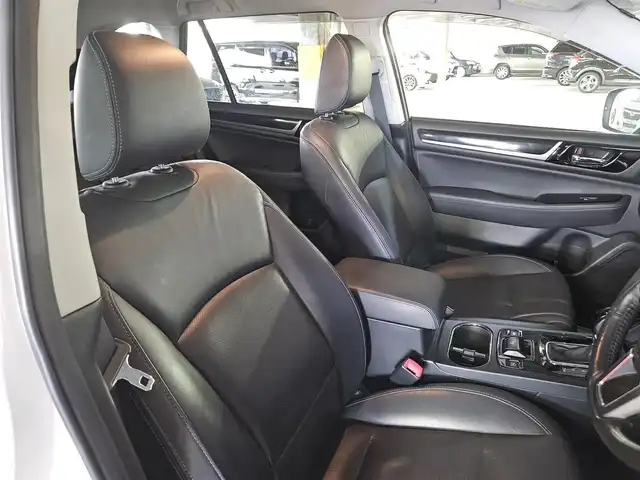 スバル アウトバック リミテッド 島根県 2016(平28)年 8万km クリスタルホワイトP 4WD/純正8型ナビ/フルセグTV/パワーバックドア/バックカメラ/ビルトインETC/全車速追従機能付クルーズコントロール/クリアランスソナー/アイサイトver3/・衝突被害軽減ブレーキ/・車線逸脱防止支援/・前後誤発進抑制/・ステレオカメラ/後側方警戒支援システム/ハイビームアシスト/LEDヘッドランプ/本革巻きステアリング/ステアリングヒーター/パドルシフト/ブラック革シート/全席シートヒーター/前席パワーシート/純正18インチアルミホイール/スマートキー/プッシュエンジンスタート/禁煙車