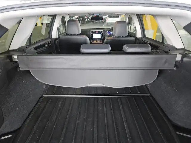 スバル アウトバック リミテッド 島根県 2016(平28)年 8万km クリスタルホワイトP 4WD/純正8型ナビ/フルセグTV/パワーバックドア/バックカメラ/ビルトインETC/全車速追従機能付クルーズコントロール/クリアランスソナー/アイサイトver3/・衝突被害軽減ブレーキ/・車線逸脱防止支援/・前後誤発進抑制/・ステレオカメラ/後側方警戒支援システム/ハイビームアシスト/LEDヘッドランプ/本革巻きステアリング/ステアリングヒーター/パドルシフト/ブラック革シート/全席シートヒーター/前席パワーシート/純正18インチアルミホイール/スマートキー/プッシュエンジンスタート/禁煙車
