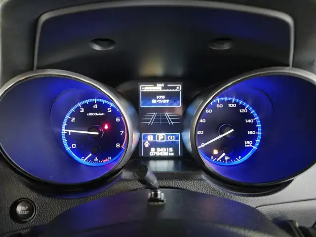 スバル アウトバック リミテッド 島根県 2016(平28)年 8万km クリスタルホワイトP 4WD/純正8型ナビ/フルセグTV/パワーバックドア/バックカメラ/ビルトインETC/全車速追従機能付クルーズコントロール/クリアランスソナー/アイサイトver3/・衝突被害軽減ブレーキ/・車線逸脱防止支援/・前後誤発進抑制/・ステレオカメラ/後側方警戒支援システム/ハイビームアシスト/LEDヘッドランプ/本革巻きステアリング/ステアリングヒーター/パドルシフト/ブラック革シート/全席シートヒーター/前席パワーシート/純正18インチアルミホイール/スマートキー/プッシュエンジンスタート/禁煙車