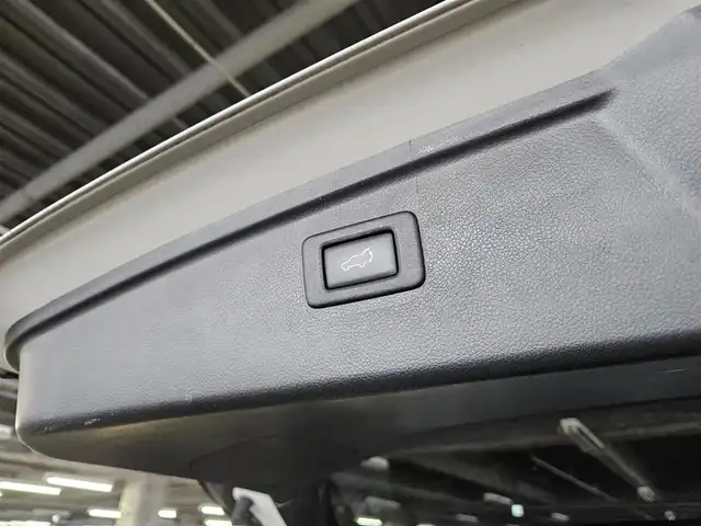 スバル アウトバック リミテッド 島根県 2016(平28)年 8万km クリスタルホワイトP 4WD/純正8型ナビ/フルセグTV/パワーバックドア/バックカメラ/ビルトインETC/全車速追従機能付クルーズコントロール/クリアランスソナー/アイサイトver3/・衝突被害軽減ブレーキ/・車線逸脱防止支援/・前後誤発進抑制/・ステレオカメラ/後側方警戒支援システム/ハイビームアシスト/LEDヘッドランプ/本革巻きステアリング/ステアリングヒーター/パドルシフト/ブラック革シート/全席シートヒーター/前席パワーシート/純正18インチアルミホイール/スマートキー/プッシュエンジンスタート/禁煙車