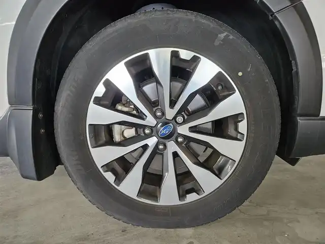 スバル アウトバック リミテッド 島根県 2016(平28)年 8万km クリスタルホワイトP 4WD/純正8型ナビ/フルセグTV/パワーバックドア/バックカメラ/ビルトインETC/全車速追従機能付クルーズコントロール/クリアランスソナー/アイサイトver3/・衝突被害軽減ブレーキ/・車線逸脱防止支援/・前後誤発進抑制/・ステレオカメラ/後側方警戒支援システム/ハイビームアシスト/LEDヘッドランプ/本革巻きステアリング/ステアリングヒーター/パドルシフト/ブラック革シート/全席シートヒーター/前席パワーシート/純正18インチアルミホイール/スマートキー/プッシュエンジンスタート/禁煙車