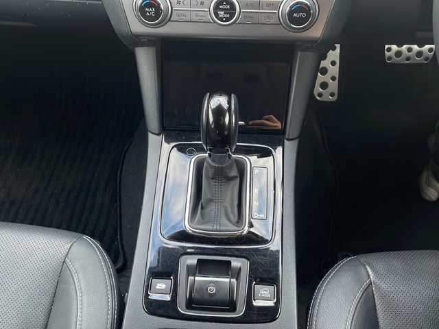 スバル アウトバック リミテッド 島根県 2016(平28)年 8万km クリスタルホワイトP 4WD/純正8型ナビ/フルセグTV/パワーバックドア/バックカメラ/ビルトインETC/全車速追従機能付クルーズコントロール/クリアランスソナー/アイサイトver3/・衝突被害軽減ブレーキ/・車線逸脱防止支援/・前後誤発進抑制/・ステレオカメラ/後側方警戒支援システム/ハイビームアシスト/LEDヘッドランプ/本革巻きステアリング/ステアリングヒーター/パドルシフト/ブラック革シート/全席シートヒーター/前席パワーシート/純正18インチアルミホイール/スマートキー/プッシュエンジンスタート/禁煙車