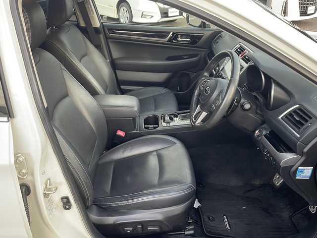 スバル アウトバック リミテッド 島根県 2016(平28)年 8万km クリスタルホワイトP 4WD/純正8型ナビ/フルセグTV/パワーバックドア/バックカメラ/ビルトインETC/全車速追従機能付クルーズコントロール/クリアランスソナー/アイサイトver3/・衝突被害軽減ブレーキ/・車線逸脱防止支援/・前後誤発進抑制/・ステレオカメラ/後側方警戒支援システム/ハイビームアシスト/LEDヘッドランプ/本革巻きステアリング/ステアリングヒーター/パドルシフト/ブラック革シート/全席シートヒーター/前席パワーシート/純正18インチアルミホイール/スマートキー/プッシュエンジンスタート/禁煙車