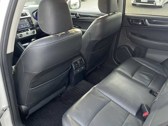 スバル アウトバック リミテッド 島根県 2016(平28)年 8万km クリスタルホワイトP 4WD/純正8型ナビ/フルセグTV/パワーバックドア/バックカメラ/ビルトインETC/全車速追従機能付クルーズコントロール/クリアランスソナー/アイサイトver3/・衝突被害軽減ブレーキ/・車線逸脱防止支援/・前後誤発進抑制/・ステレオカメラ/後側方警戒支援システム/ハイビームアシスト/LEDヘッドランプ/本革巻きステアリング/ステアリングヒーター/パドルシフト/ブラック革シート/全席シートヒーター/前席パワーシート/純正18インチアルミホイール/スマートキー/プッシュエンジンスタート/禁煙車